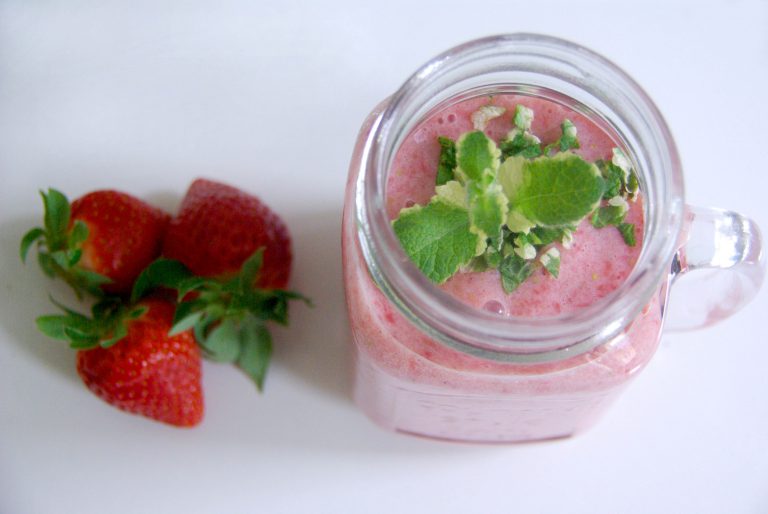 Cremiger Erdbeer-Smoothie - Eine Portion Glück Cremiger Erdbeer-Smoothie - Eine Portion Glück