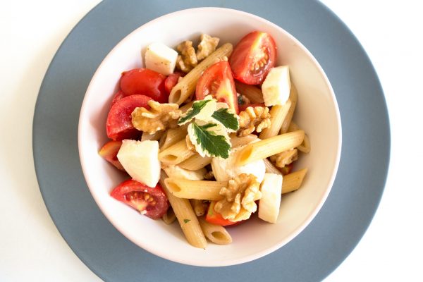 Mozzarella-Nudelsalat mit Walnüssen - Eine Portion Glück