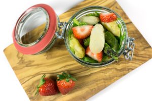 Spargel-Rucola-Salat mit frischen Erdbeeren