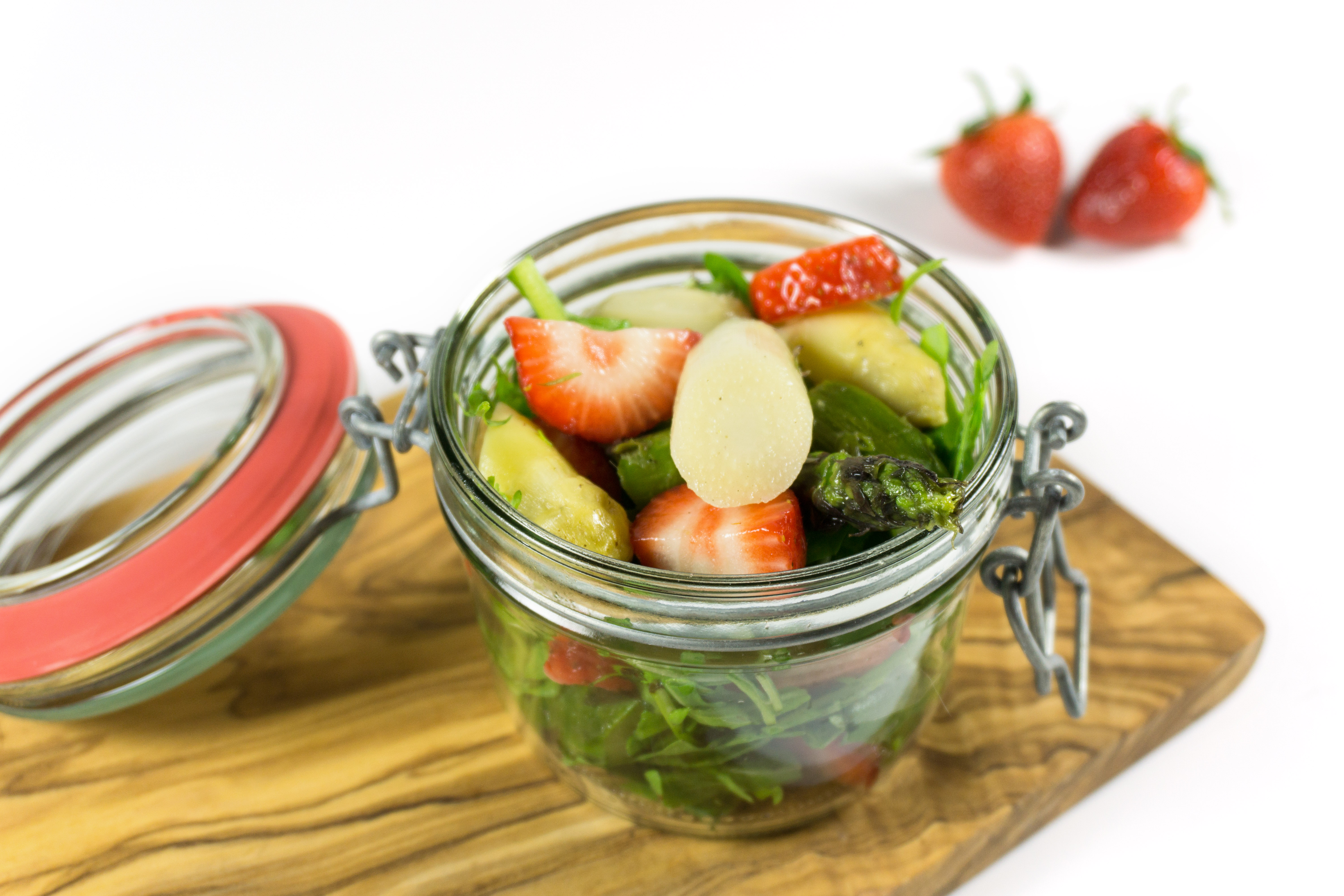 Spargel-Rucola-Salat mit frischen Erdbeeren