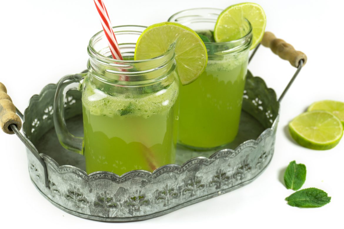 Selbstgemachte GurkenLimettenLimonade Eine Portion Glück
