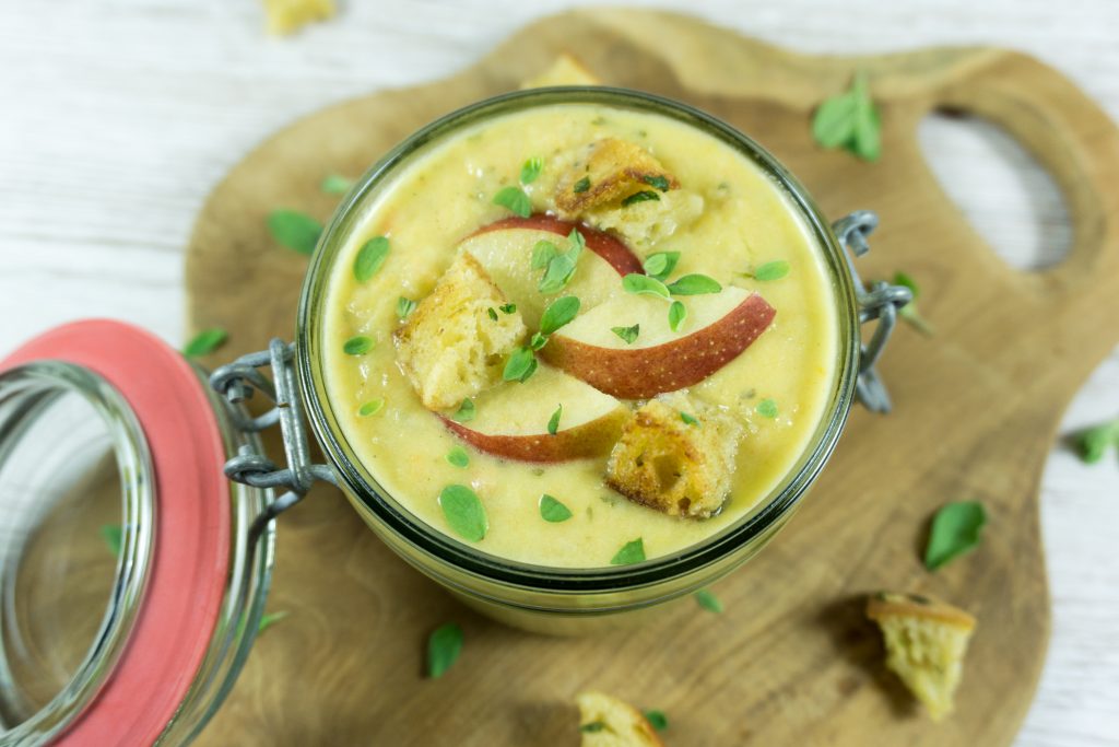 Kartoffelsuppe mit Majoran und Äpfeln - Eine Portion Glück