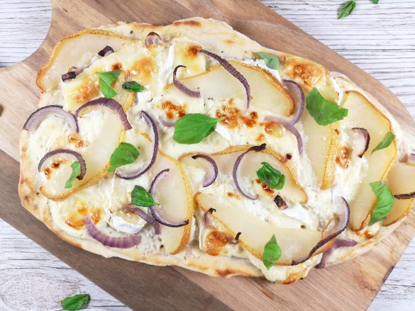 Flammkuchen mit Camembert und Birnen - Eine Portion Glück
