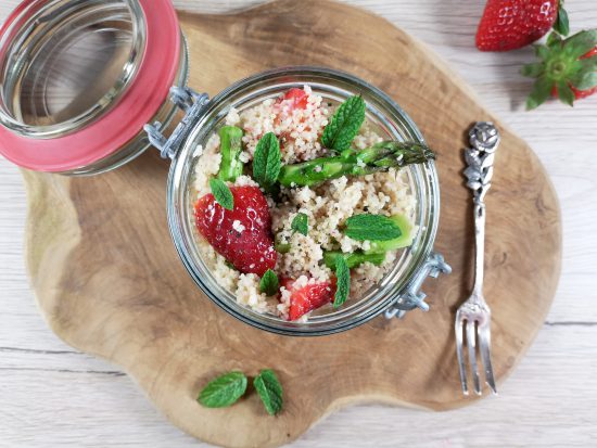 Spargel-Couscous-Salat mit Erdbeeren