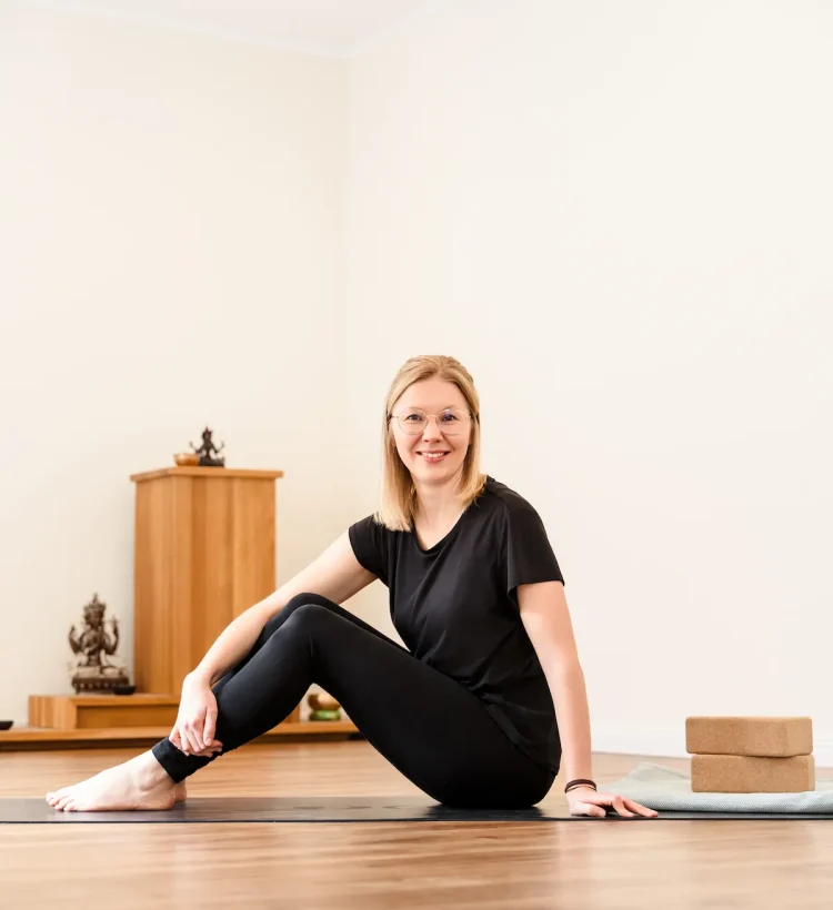 Viktoria auf der Yogamatte – sanftes Yoga und Achtsamkeit