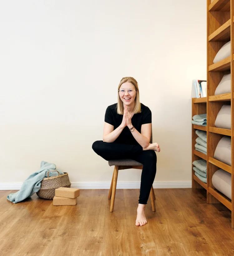 Viktoria beim Stuhlyoga